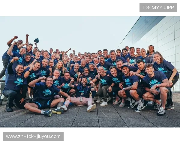 英超联赛冠军球员合影图片及赛事回顾